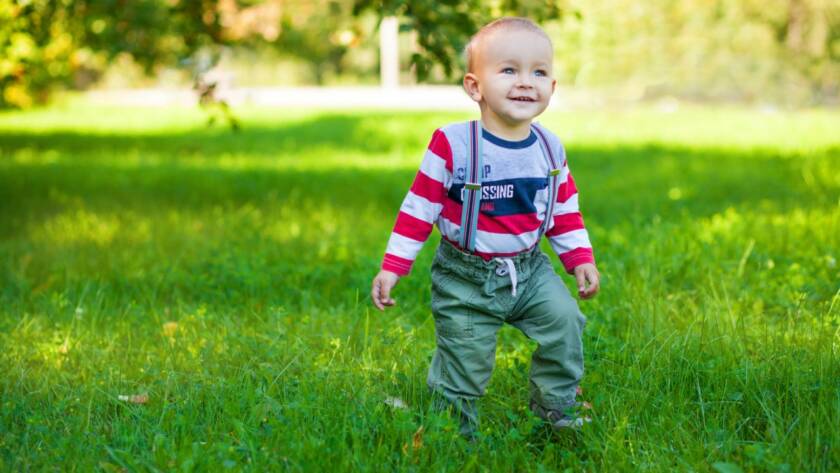 Niño autista jugando en el parque
